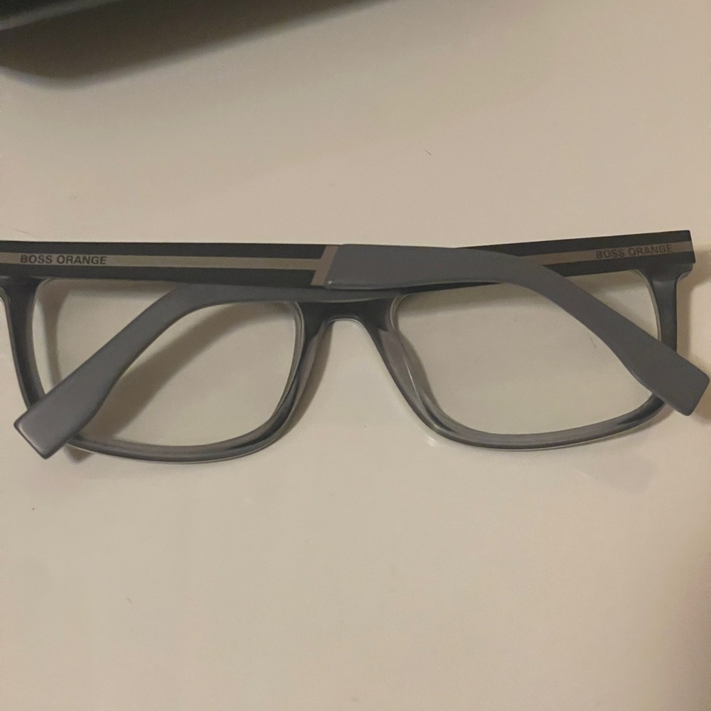 Boss orange eyeglass gray and silver flexible frames.no damage. Good conditions - Picture 13 of 13